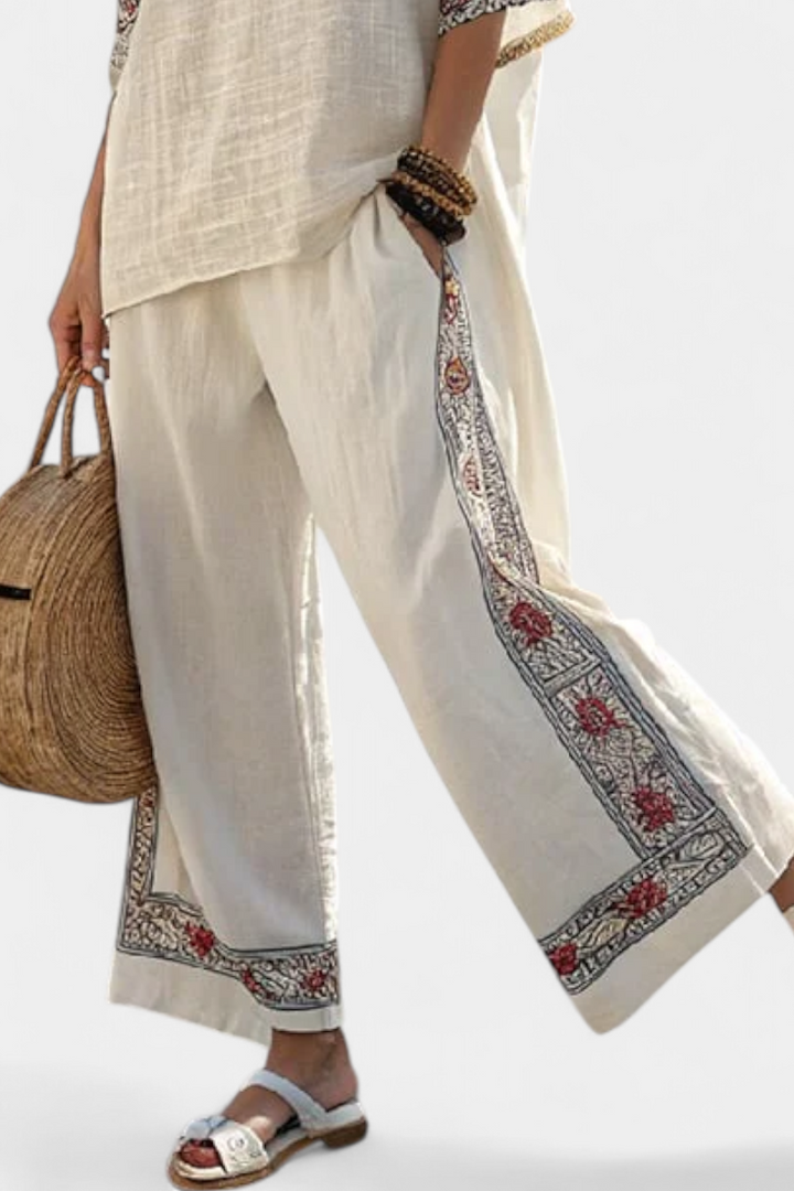 Naomi™ | Top décolleté stylé avec un pantalon large à rayures.